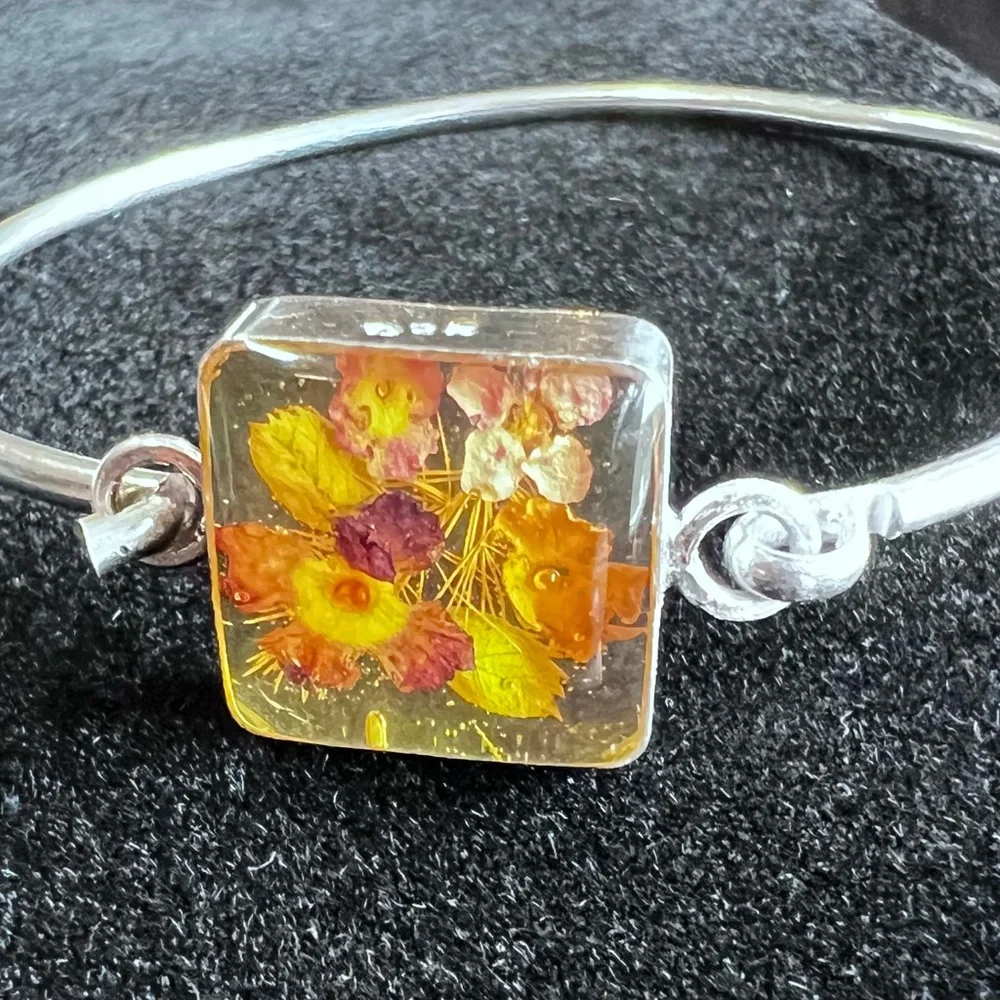 GUC- Vintage Sterling Silver Dried Pink Rose Flowers In Resin Bracelet Bangle